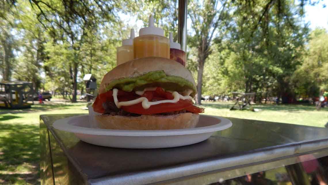 carrito de comida y hamburguesas y lomitos para fiesta, aniversario cumpleaños, matrimonios y eventos